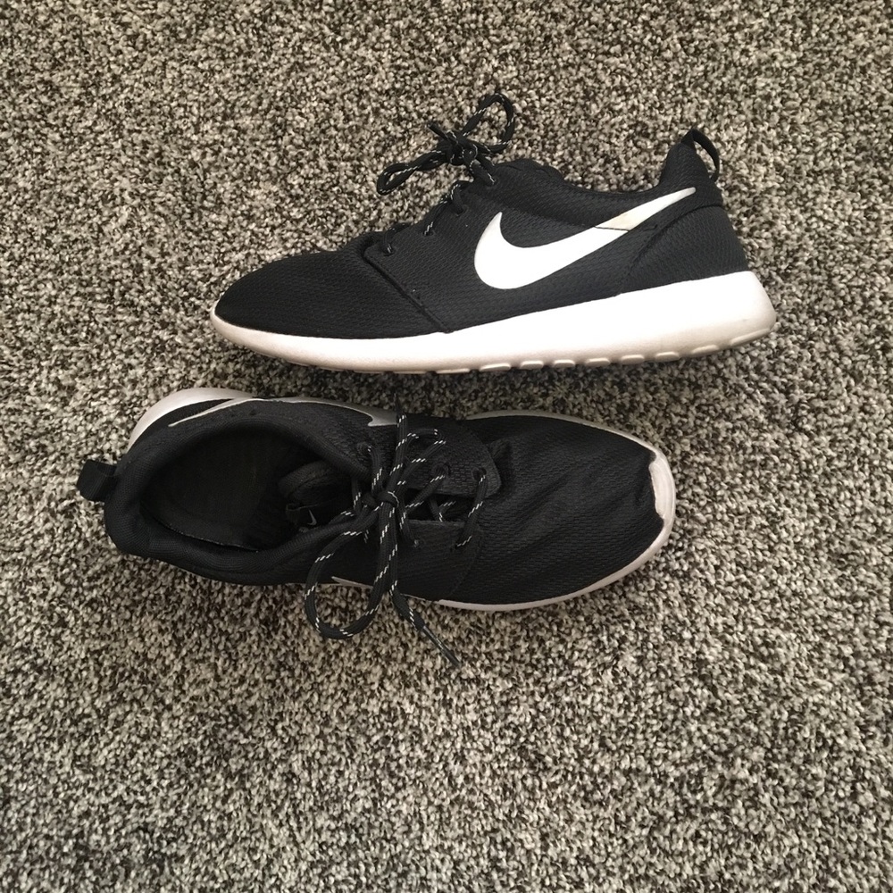 Black Nike Roche